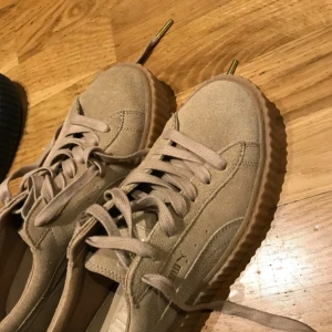  - FENTY x PUMA creeper i färgen oatmeal använda 2 ggr