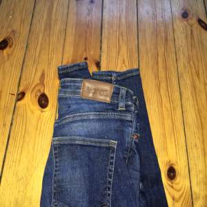 Fina jeans från monki! Passar storlek XS-S. (Frakten ingår i priset!) 🌸