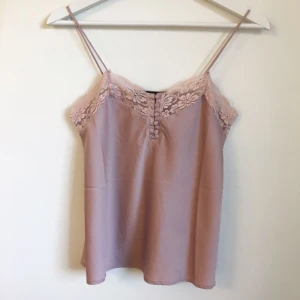  - Spetslinne från bikbok. Använd en gång. Storlek XS men passar även mig som vanligtvis har storlek S. Köparen står för frakt.