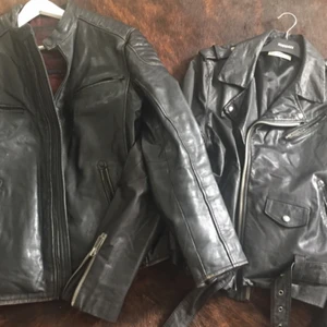  - Säljer två skinnjackor som är väldigt sparsamt använda. 1. Hope. Är en tunnare skinnjacka i mc-stuk, storlek 50 2. Rockandblue, kraftigare skinn i storlek 52