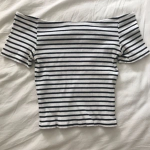  - Superfin off-shoulder topp, perfekt till sommaren! Möts upp i sthlm eller fraktar (köparen står för frakten).