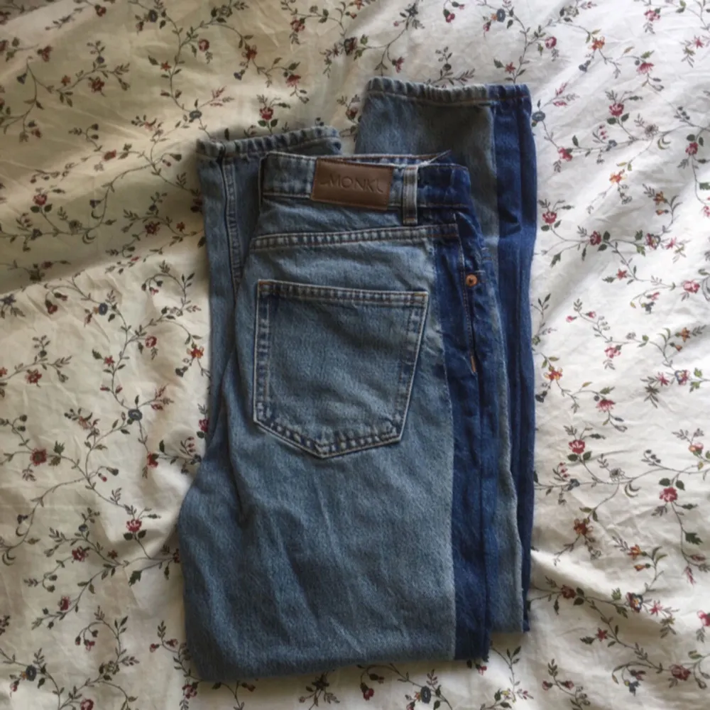 Snygga 80-tals jeans från Monki med revärer på sidorna! Passar den som är ca 160cm, storlek 25. Kan mötas upp i Lund, köpare betalar frakt. Säljer pga är tyvärr försmå.. Jeans & Byxor.