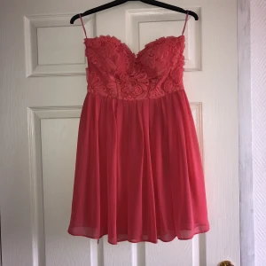  - Superfin korallfärgad bandeauklänning med spetsöverdel. Inköpt på Nelly och har aldrig använts. Fri frakt! 🌿