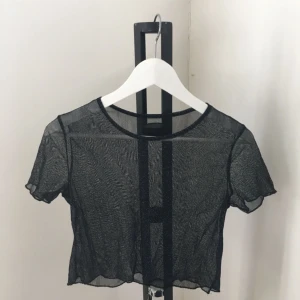  - Glittrig genomskinlig magtröja. Frakt 40kr💫