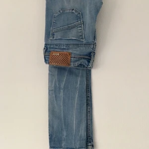  - Fint skick passar ej mig bara legat i garderoben stl 25 i ljus färg.