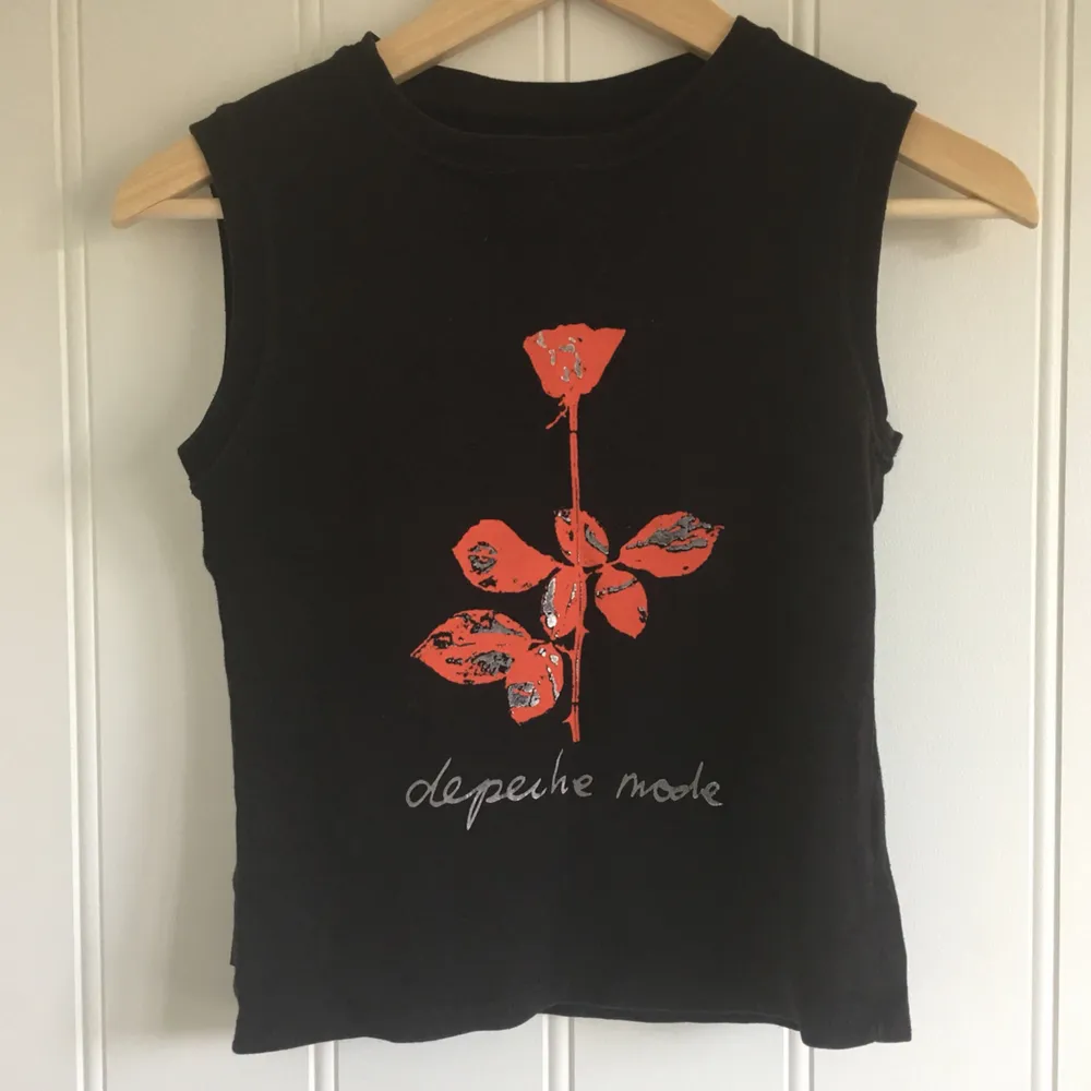 Depeche Mode Band T-shirt i topp design utan ärmel. Mycket fint bomull och nyskick. Inköpt på Exciter Tourne.. T-shirts.