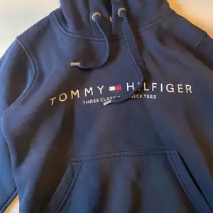 Väldigt snygg marinblå hoodie från Tommy Hilfiger passar till vad som helst  storlek xs med passar lika bra på s  