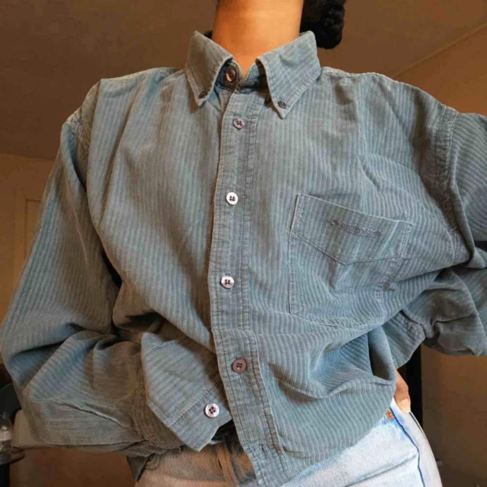 Tidigare kund slutade svara så denna är till salu igen! Ribbad grå/grön skjorta. Vintage! Den är en kort modell 💕. Skjortor.