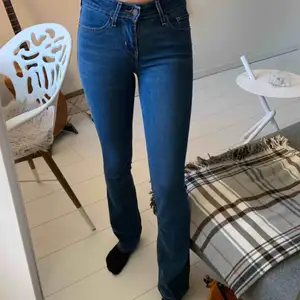 Nästintill oanvända bootcut jeans från Levi’s. Använda 1-2 gånger men är tyvärr för små. Skulle säga att de passar en XS. Köpta för 1049kr 