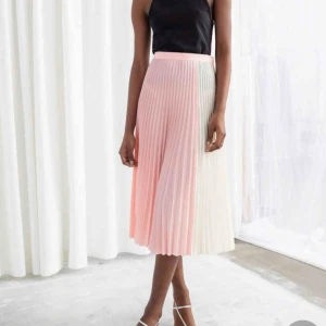  - Säljer min fina kjol från & other stories 💜💜 Köpt för 790kr! endast använd en gång!! :( perfekt inför våren! :)💛