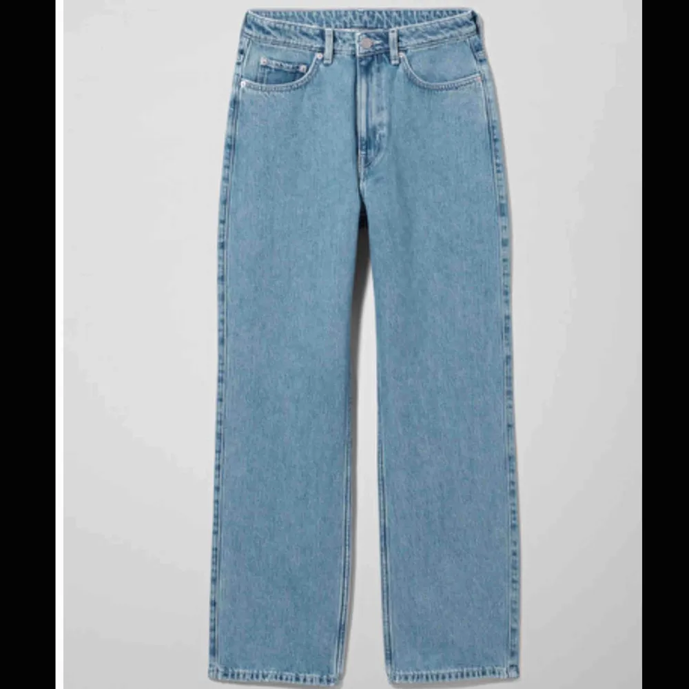 Säljer ett par snygga weekday jeans i modellen row och färgen sky blue då de inte riktigt kommer till användning!! Sitter som en smäck!! Nypris: 500kr. Möts gärna upp, annars står köparen för frakten. . Jeans & Byxor.