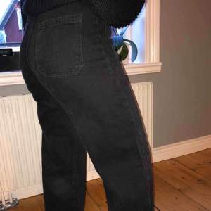 Svarta vidare jeans från Zara. Använda endast 2 gånger så i bra skick. Storlek 38. Priset är inklusive frakt. 