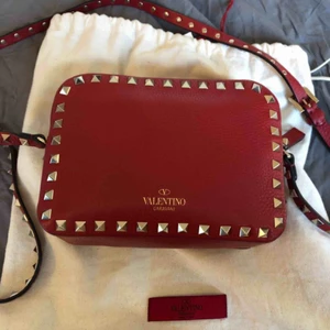  - Säljer min Valentino Camera bag. Använd 2 gånger så nyskick. Nypris 10500 säljer för 6500. Allt ingår kvitto osv.