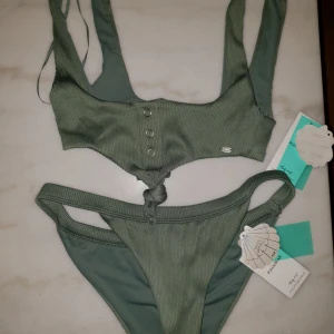  - Militärgrön bikini. Aldrig använd.  Överdel: XS Underdel: M Frakt tillkommer 😊👙