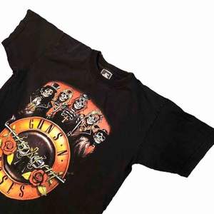 Säljer denna tvärfeta vintage Guns N’ Roses T-shortsen. Tröjan är i perfekt vintage kondition