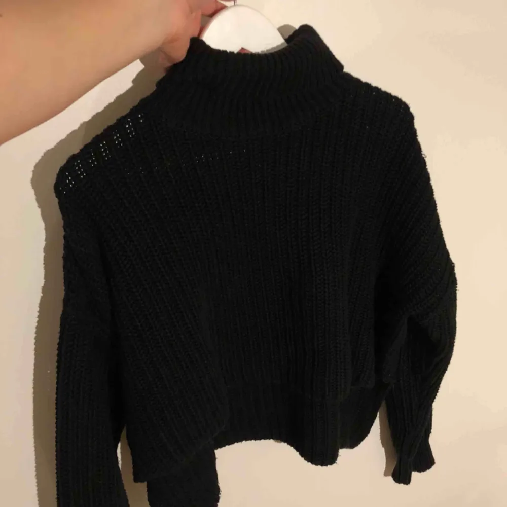 Stickad cropped tröja med turtleneck från BikBok.   Köpare står för frakt, kan mötas i Nacka eller ev annan plats🙏🤠. Tröjor & Koftor.
