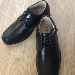  - Svart pojksko, aldrig använd. 