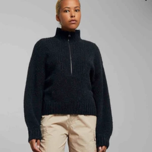  - Svart stickad tröja med dragkedja från Weekday, endast använd ett fåtal gånger pga har för många liknande tröjor!