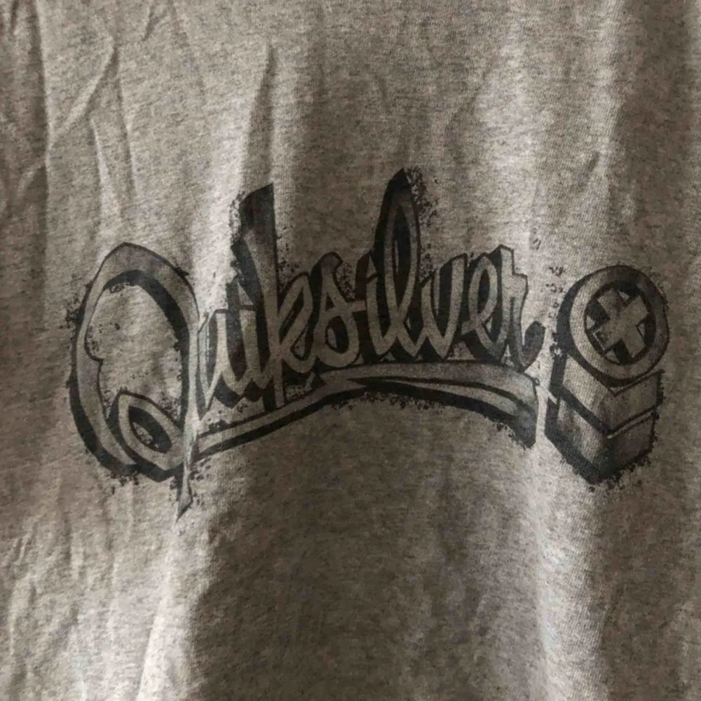 Quicksilver - Kan hämtas i Uppsala eller skickas mot fraktkostnad . T-shirts.