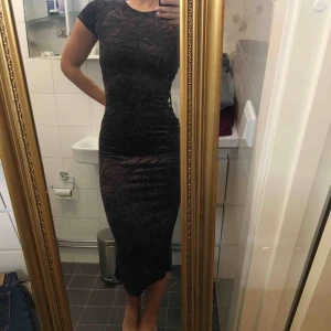  - Favoritklänning halvtransparent  med sammetsmönster ✨ Töjbart tyg 