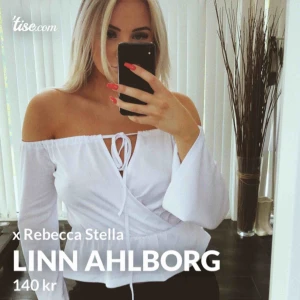 - Vit topp i fint skick! Storlek M/38 Kan knytas på två olika sätt🌸  Från Linn Ahlborg x Rebecca Stella, superfin men för stor tyvärr!