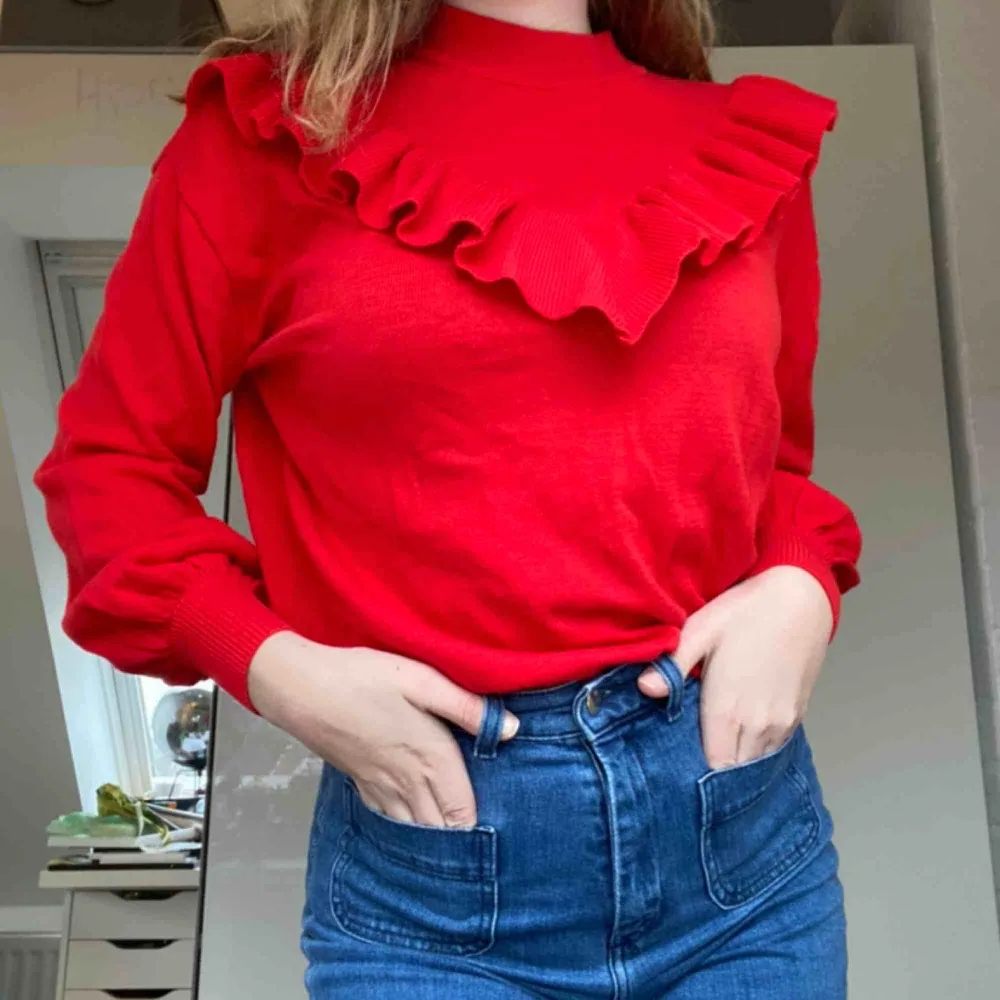 En aldrig använd röd stickad tröja med volang framtill från Visual Clothing Project köpt på MQ. Skriv för mer info. Frakt tillkommer.. Stickat.