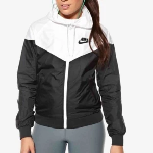  - Nike jacka köpt för 800 för 6 månader sedan men inte kommit till användning. 