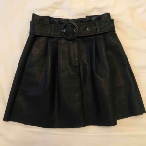  - Skinnkjol med snyggt justerbart bälte i midjan och fickor på sidorna! Använd 1 gång. Frakt tillkommer. 