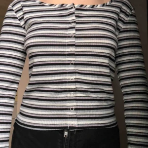  - Säljer min fina tröja, använd ca 2-4 gånger😊mycket bra skick❤️ säljer min för 60kr / bud🥰