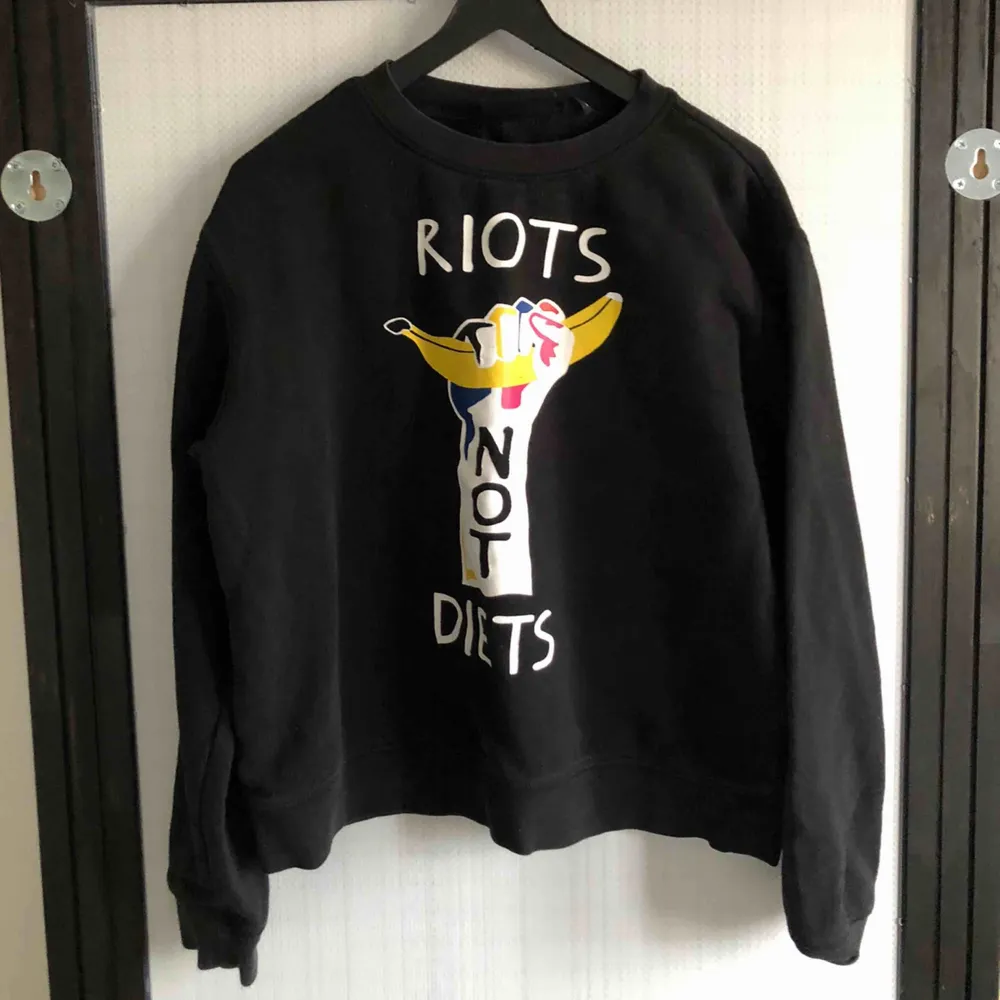 🦋 säljer denna tröja då den ej kommer till användning längre. Strl: xs, använd enstaka gånger. möter upp i sthlm annars står köparen för frakt . Hoodies.