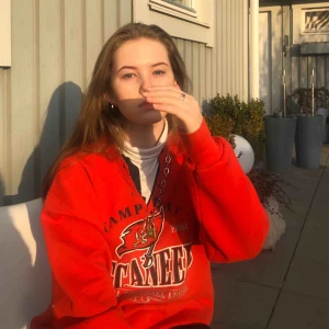  - Thriftad, röd, crewneck!