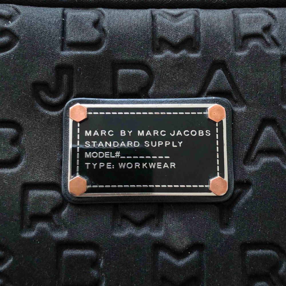 Super snyggt datafodral ifrån Marc Jacobs i svart ☺️ Passar en 13 inch dator. Accessoarer.