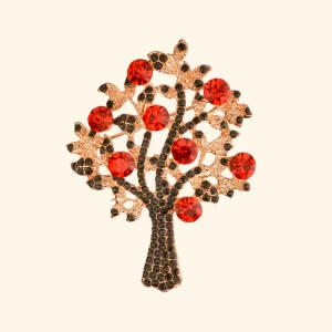  - VINTAGE GULDPLÄTERAD BROSCH MED RÖDA  KRISTALLER. *BJUDER SJÄLVKLART PÅ EN GULDIG TYG ETUET & På PORTOT. GULDPLÄTERAD SNYGG BROSCH      