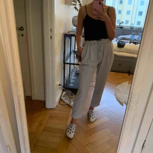  - Finaste byxan från zara med volangkant i midjan. Priset är exklusive frakt. 