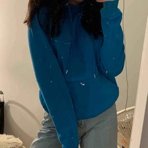 fin klarblå hoodie
