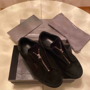  - Säljer dessa Axel Arigato clean 90 zip sneaker black suede.  Jättefint skick och allt på bilderna medföljer, box, dustbag etc.😃 Nypris ligger på 1750kr. Cond 9/10. Köpare står för frakt.👍🏽
