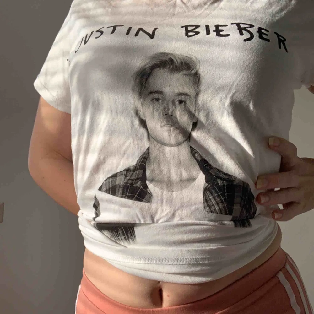 helt ny Justin Bieber t shirt 👚 från hans turné 😌 köpare står för frakt eller möts upp i Sthlm! . T-shirts.