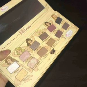  - Ögonskuggs palett ifrån the balm. Testar tre av färgerna men ändra oanvänd 