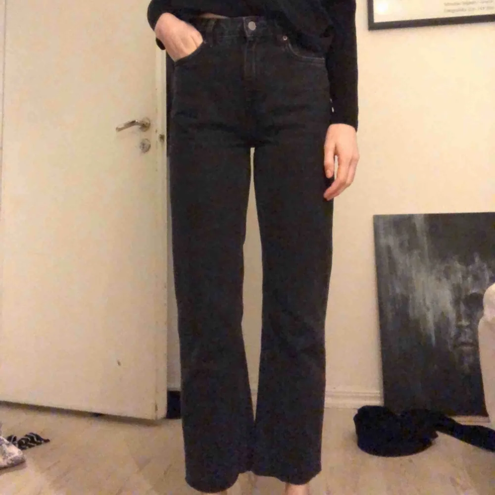 Jeans i modellen Voyage från Weekday storlek 25/30. Avklippta nedtill så dom är lite croppade på en som är 170cm. Knappt använda. Möts i Stockholm eller skickar mot frakt 50kr!. Jeans & Byxor.