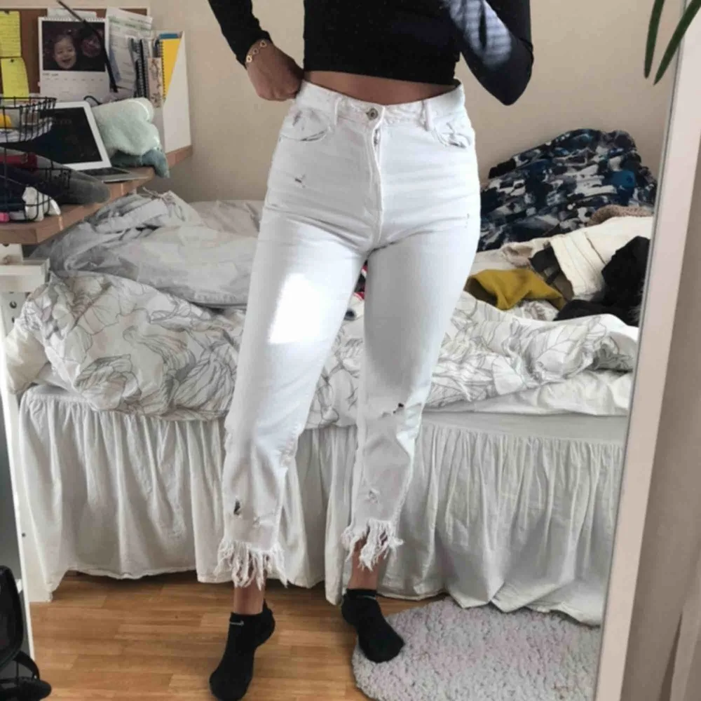 Snygga vita byxor från zara, de sitter perfekt jag brukar ha 36 eller S. I nyskick! . Jeans & Byxor.