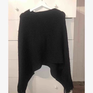  - Mysig svart poncho, använd max 5 gånger! 