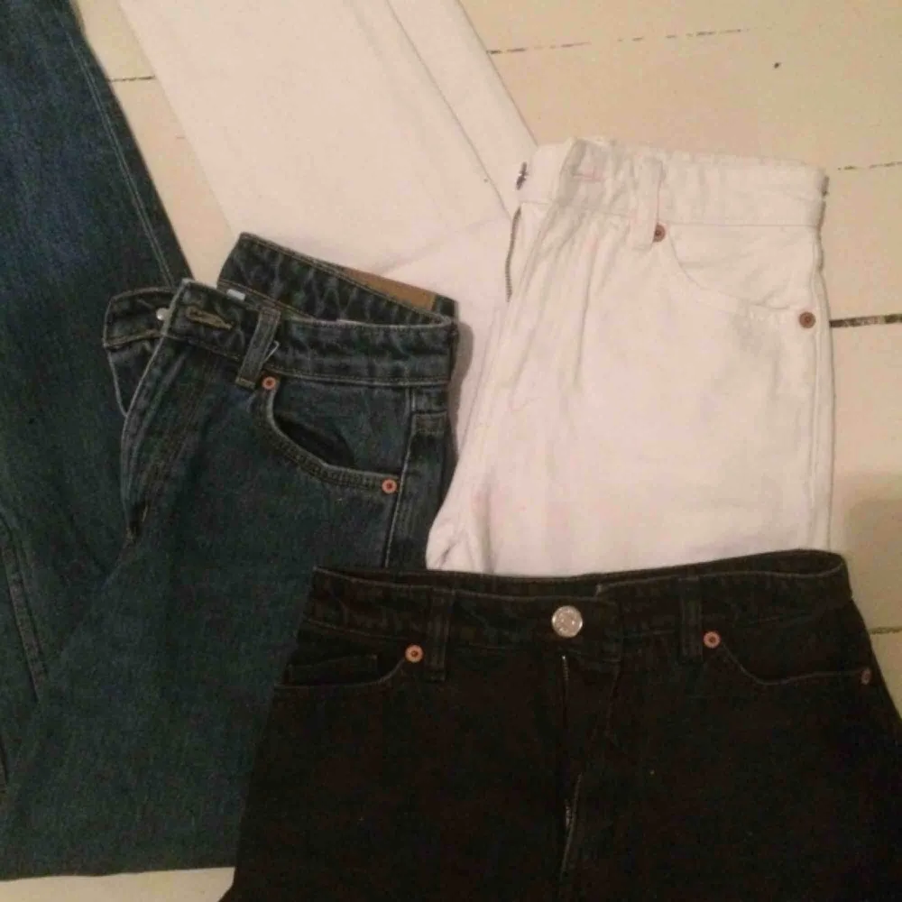 TVÅ par jeans och ett par shorts i strlk xxs för 200kr tillsammans! (går att köpa för sig också) De mörkblå är från weekday (modell: seattle), de andra från monki! ⚡️skriv för fler bilder:). Jeans & Byxor.
