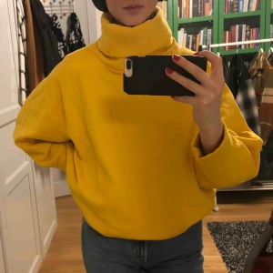  - Fin polotröja i ett tjockare material! Knappt använd och supermysig!!!! Passar S/M