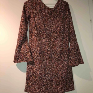  - Klänning köpt från Asos men märke är Vila. Storlek 36. Superfin till vår / sommar / höst. Lite vidare ärmar samt djup i ryggen🙌🏽 Säljer pga ingen användning🍃