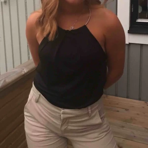  - Halterneck linne från Gina Tricot, storlek XS men passar en S! Använd en gång