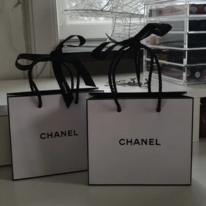Chanel påsar - 2 stycken gulliga små Chanel påsar med Chanel band. Super fint skick och kan användas som inrednings detalj🦋 betalning via swish och köparen står för frakt🦋