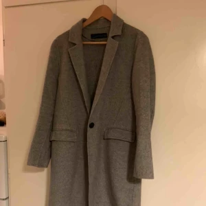  - Grå kappa från Zara.  Stl xs
