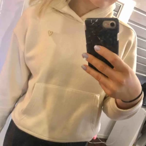  - Beige hoodie från Zara med ett litet hjärta på ena bröstet.