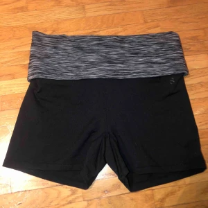  - Tränings shorts ifrån h&m, väldigt sköna o stretchiga, inte för korta så man behöver oroa sig att de åker upp!