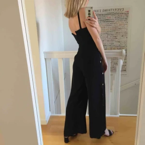  - Sjukt cool byxdress som tyvärr är förliten för mig! Passar dig som är 160-165cm lång med A/B kupa. Pris+frakt=150kr